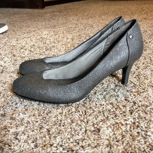 Life stride silver high heel dress shoe